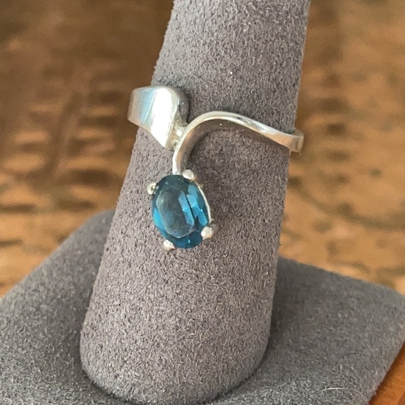Unique ring - Picture 2 of 5